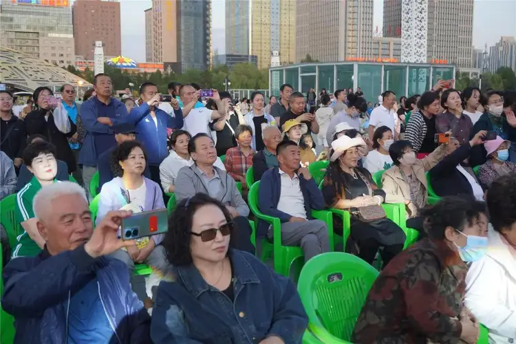包含观众热情:现场气氛爆棚,掌声不断!的词条 包含观众热情:现场气氛爆棚,掌声不断!的词条