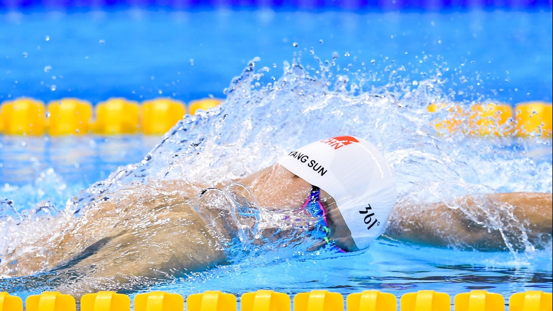 梅赛德斯车队在新加坡大奖赛中表现强劲，梅赛德斯演出