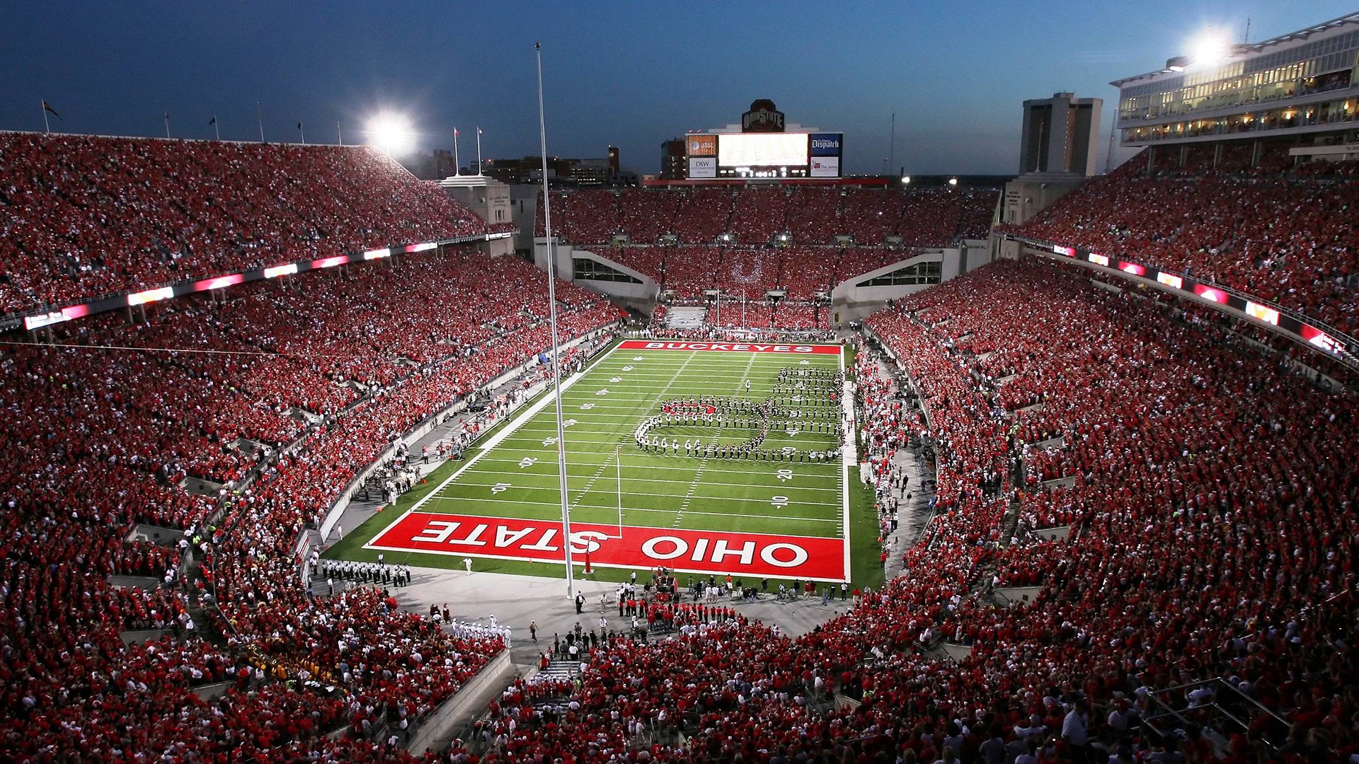 九游官网下载电脑版-欧冠现场的球迷创意装扮大比拼，欧冠足球服